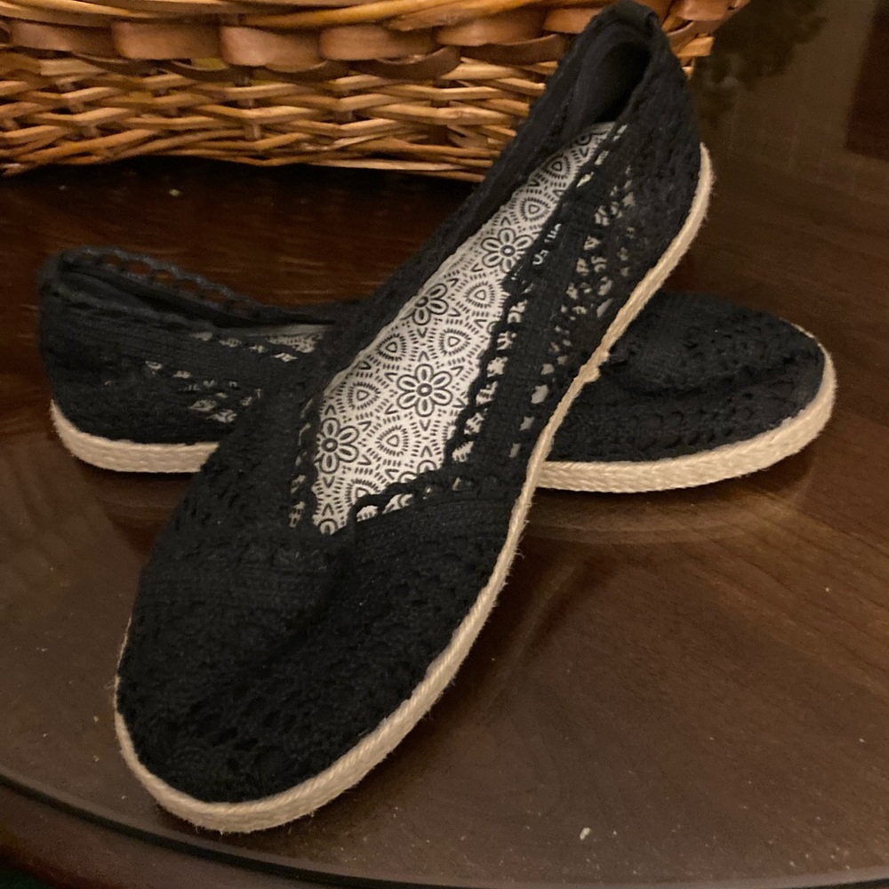 Crochet style solid black flats